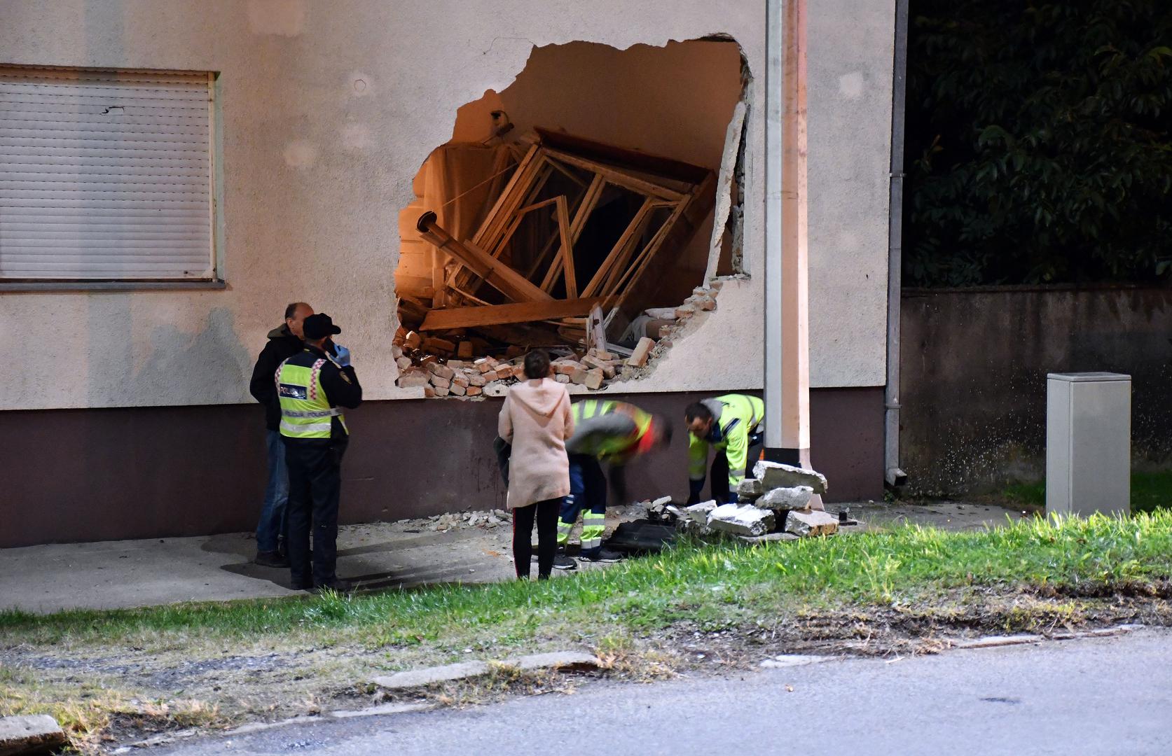 19.10.2020., Nova Gradiska - U ulici Ljudevita Gaja u Novoj Gradiski vozac se autom zabio u kucu, probio zid i zavrsio u dnevnom boravku. Cetrdesetogodisnji vozac automobila marke Audi je na mjestu dogadjaja poginuo.Photo: Ivica Galovic/ PIXSELL
