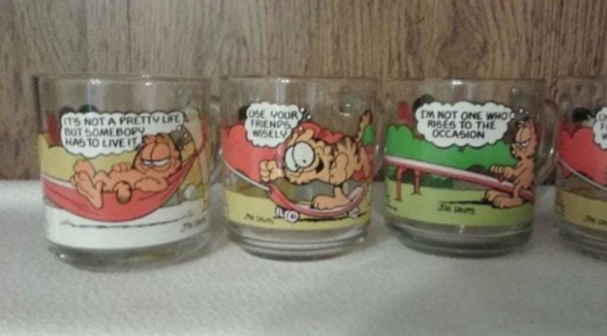 Nekada davno dijelili su čaše s jako popularnim crtanim likom, Garfieldom.