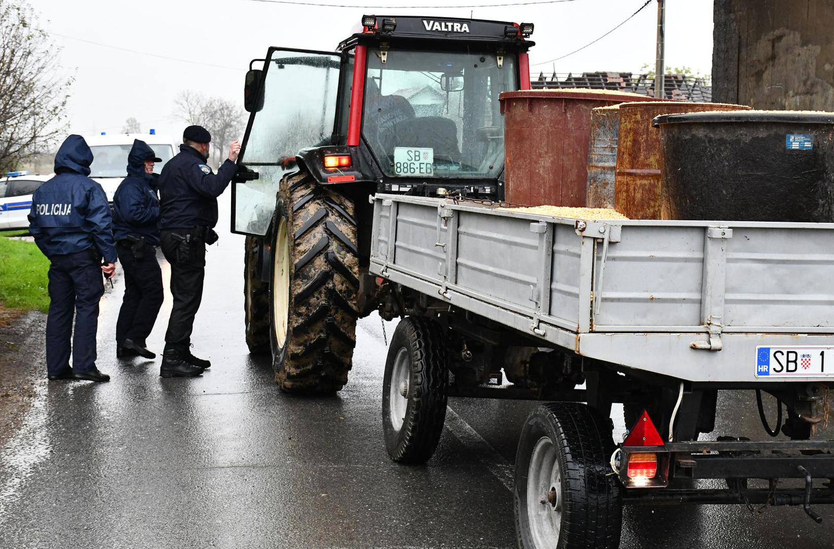 Kao što je u utorak najavljeno, svinjogojci su danas, u srijedu, krenuli u prosvjed.