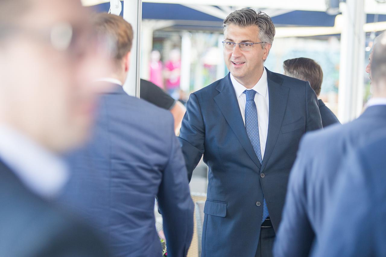 Andrej Plenković popio kavu s članovima osječkog HDZ-a