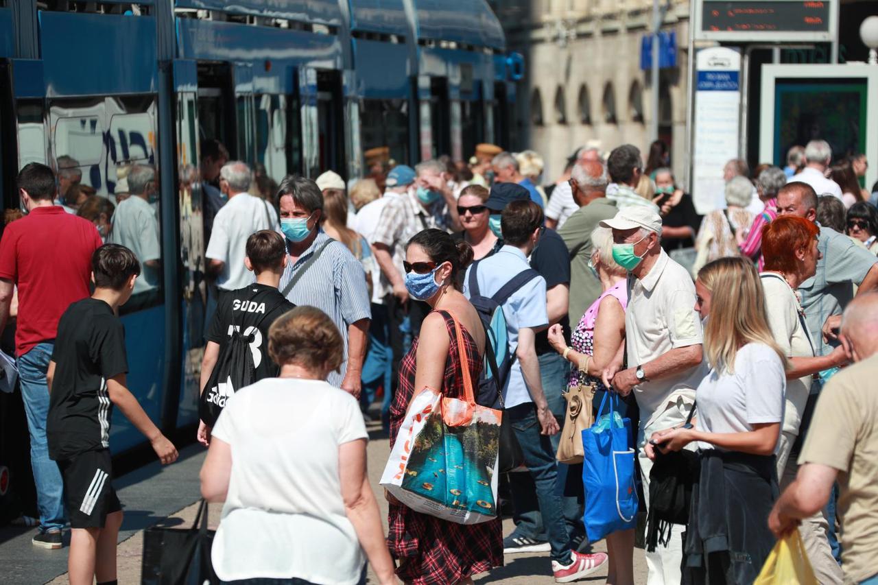 Zagreb: Velike gužva na izlasku i ulasku iz tramvaja uz nepridržavanje mjera o nošenju maski