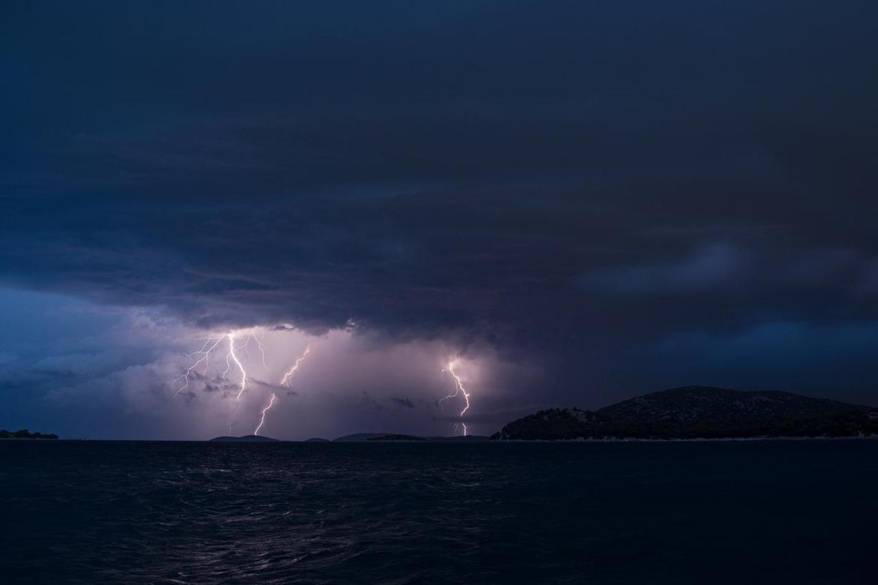Vodice: Grmljavinsko nevrijeme i jaka kiša pogodilo Dalmaciju