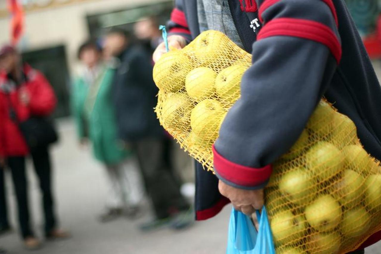 Zagreb: Povodom Svjetskog dana borbe protiv siromaštva Caritas dijelio voće na Trgu