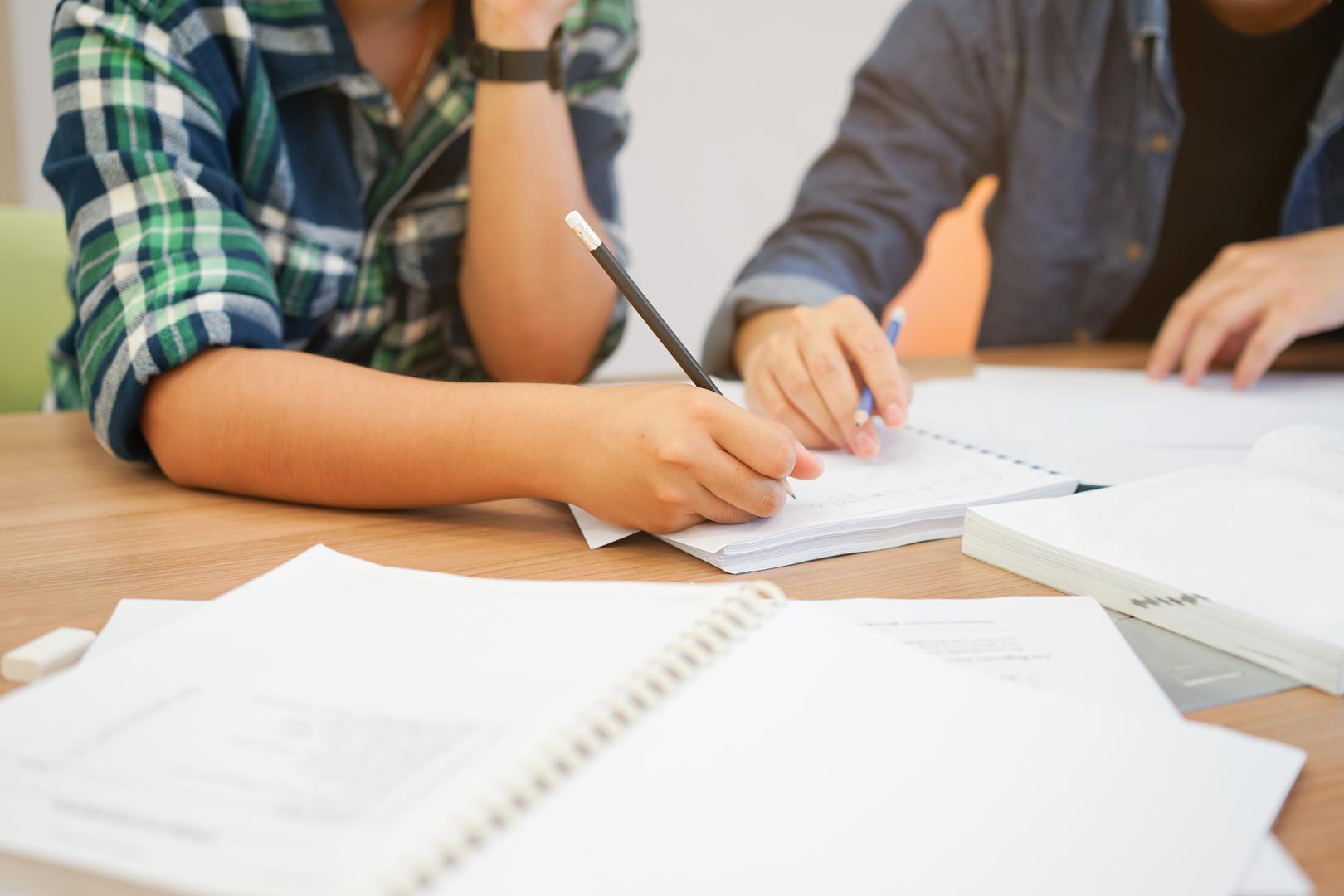 Rebusi: “Rebus zagonetke su zagonetke riječi koje koriste slike, simbole ili slova za predstavljanje riječi ili fraza”, objašnjava Sawney. “Rebus zagonetke mogu poboljšati i verbalnu i vizualnu memoriju, jer zahtijevaju od vas da povežete riječi sa slikama i zvukovima. Rebus zagonetke također mogu poboljšati mentalnu fleksibilnost, jer vas izazivaju da razmišljate kreativno.”