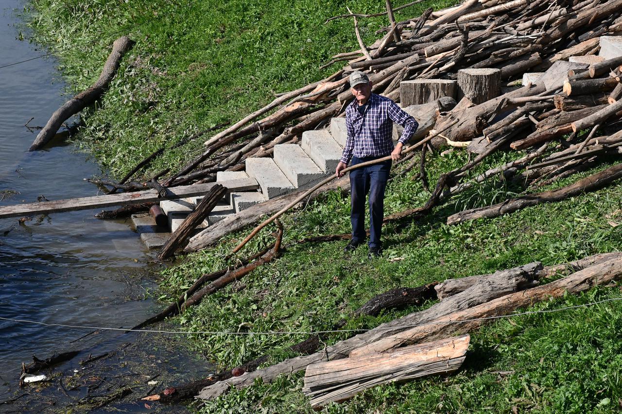 Slavonski Brod: Umirovljenik Zlatko Suman prikuplja drva za ogrijev iz naplavina koje donosi Sava