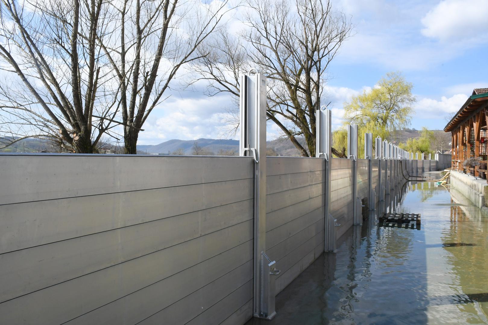 Jučer je ovaj sustav po prvi puta i testiran, a pokazalo se kako je uspješno obranio Hrvatsku Kostajnicu od poplave. 