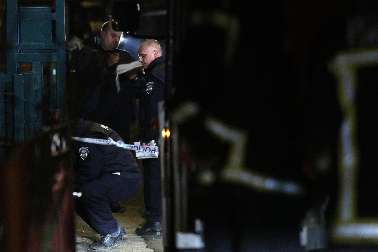 05.12.2014., Zagreb - Nepoznati muskarac u naselju Kozari Put iz vatrenog oruzja usmrtio je zensku osobu, a potom pokusao izvrsiti samoubojstvo. Policijski ocevid je u tijeku.
