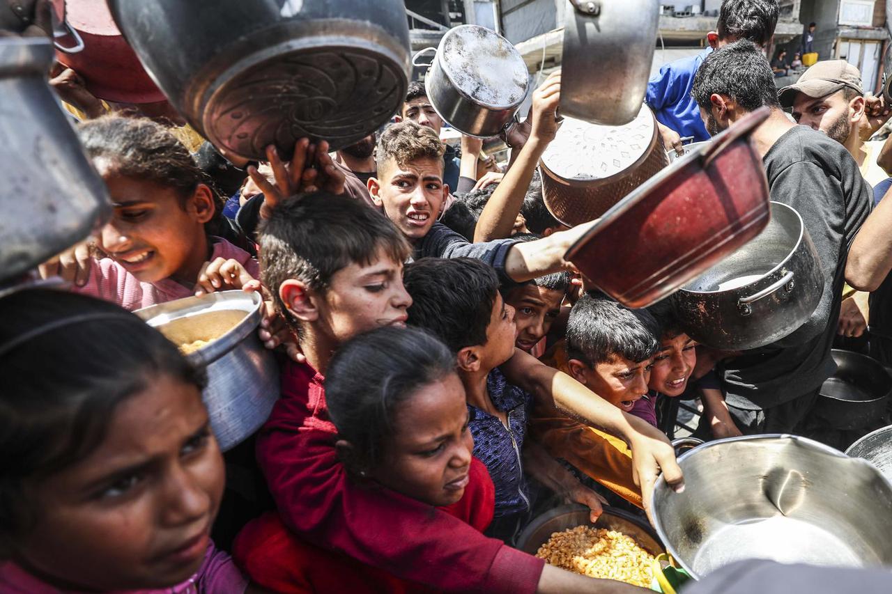 Grad Gaza: Podjela hrane u centru za distribuciju hrane u Gazi