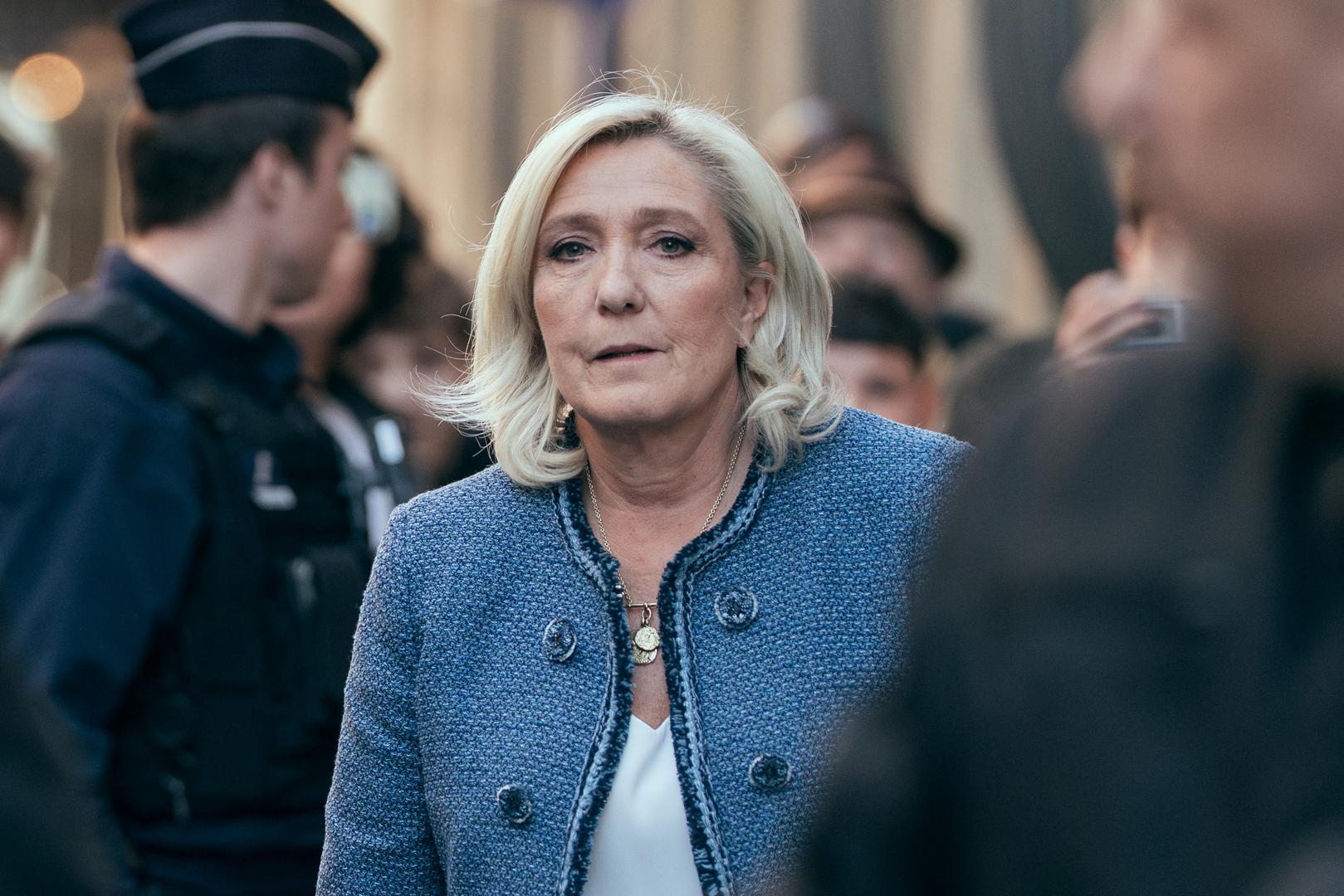 4. mjesto Marine Le Pen - Marine Le Pen je spremna za jedan od svojih legendardnih povrataka. Isključena iz kandidature nakon presude iz ožujka 2025. godine za zloporabu EU sredstava — presuda koja dolazi s petogodišnjom zabranom obavljanja javnih dužnosti — francuska čelnica krajnje desnice klađenja je na to da će žalbeni sud poništiti njezinu sudbinu kada se sastane u siječnju.