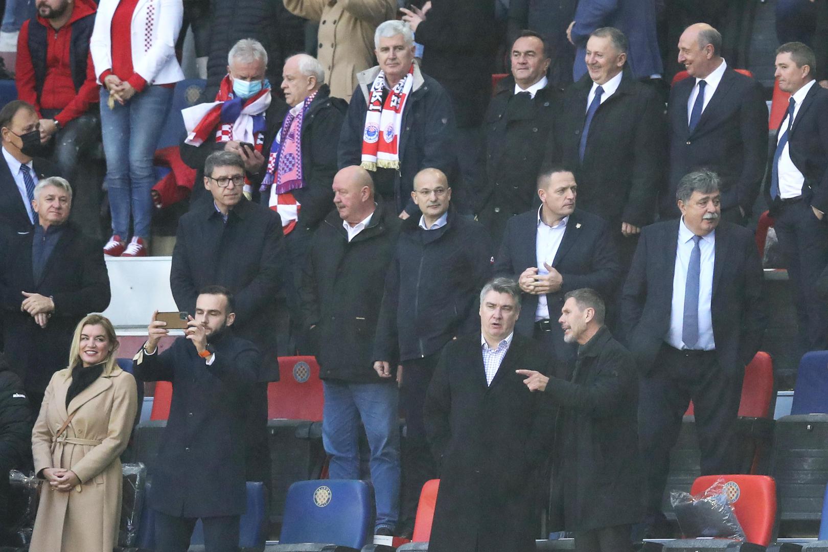 Stigao je i predsjednik RH Zoran Milanović kojega se sve češće može vidjeti na bitnim utakmicama reprezentacije. To nije bio slučaj dok je bio premijer, tada je gledao samo utakmicu sa Srbijom u Maksimiru.