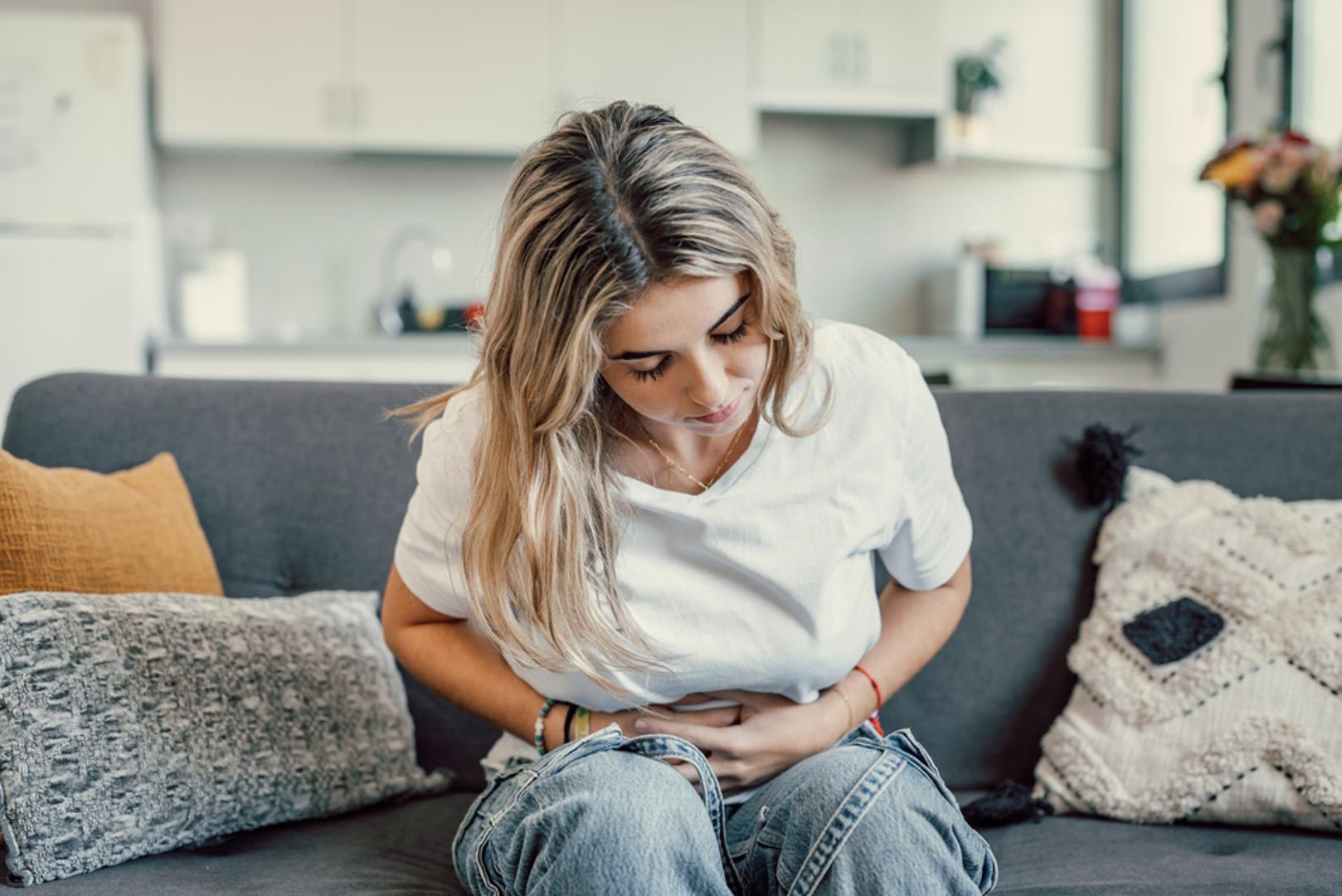 Probavne smetnje: Najčešći signal da je doza previsoka dolazi iz probavnog sustava. Liječnica Leann Poston kaže da se neke forme magnezija čak koriste u laksativima upravo zbog učinka na crijeva. Objašnjava da magnezijeve soli 'povlače' vodu u crijeva, što može rezultirati rijetkom, vodenastom stolicom i proljevom, a mogu se javiti i grčevi u trbuhu te mučnina.