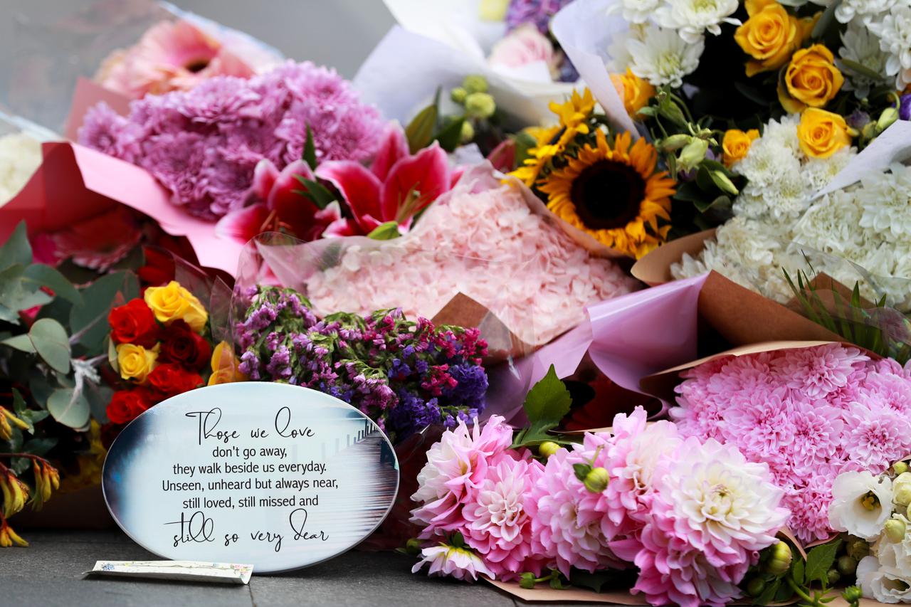 AUSTRALIA-SYDNEY-SHOPPING CENTER-ATTACK-MOURNING