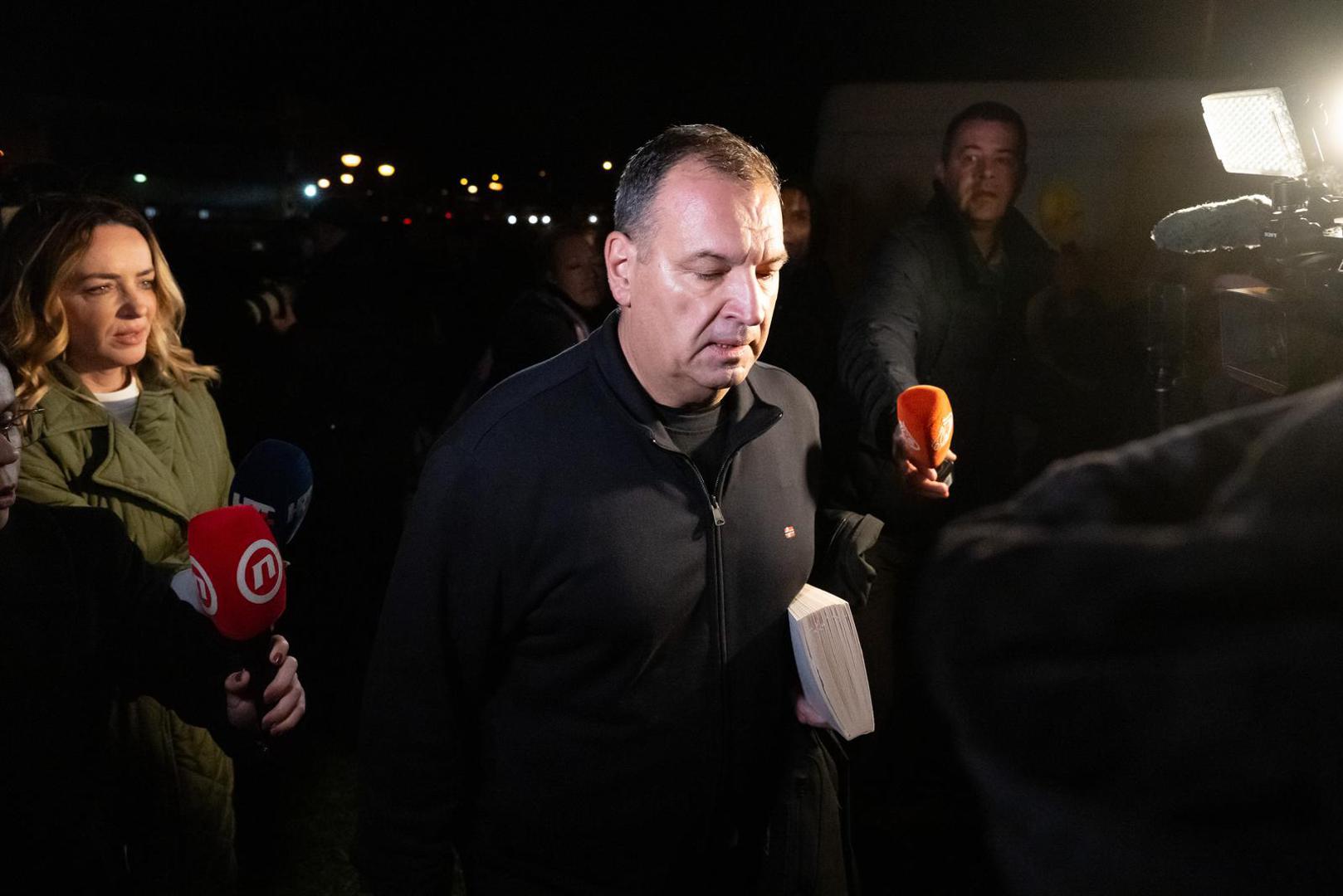 Istraga protiv Beroša vezana je uz aferu s nabavom precijenjenih medicinskih mikroskopa. EPPO ga tereti za primanje mita, dok USKOK tvrdi da su on, poduzetnik Saša Pozder i Krešimir Rotim udruženo djelovali kako bi austrijskom proizvođaču pribavili nepripadajuću korist od gotovo 620.000 eura.