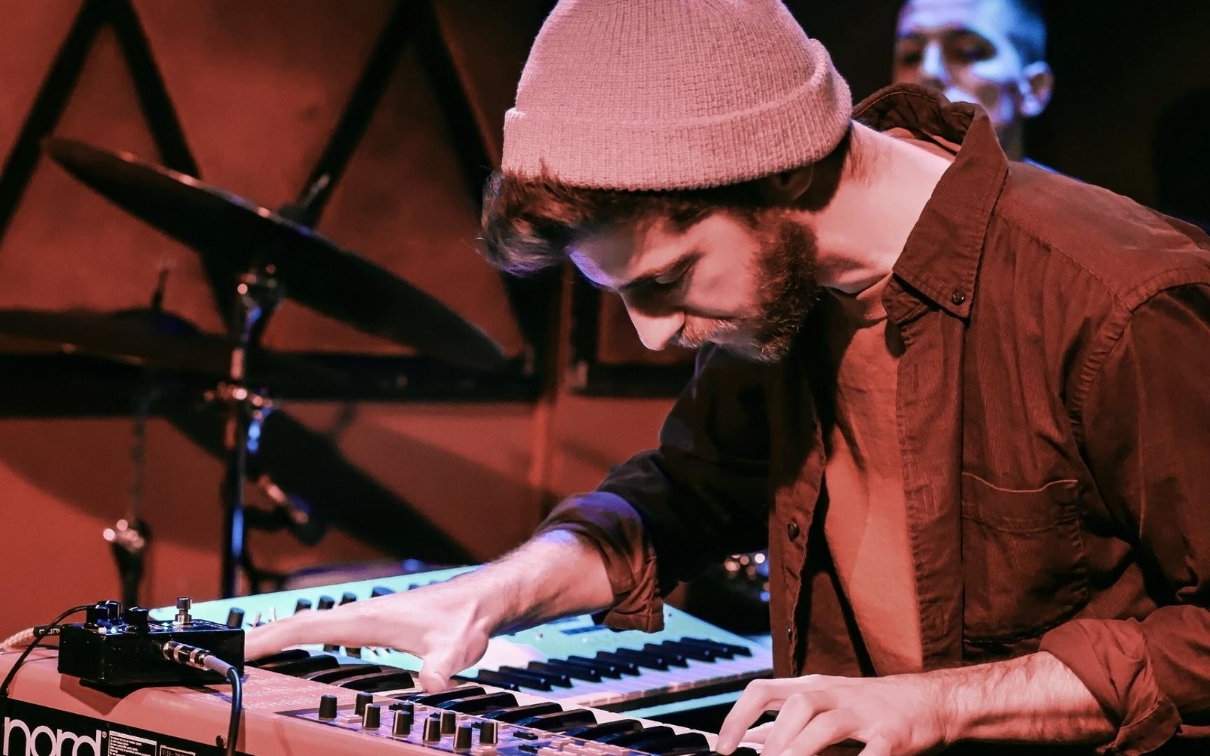 Andrew Freedman, američki pijanist, improvizator, producent i multiinstrumentalist iz Los Angelesa