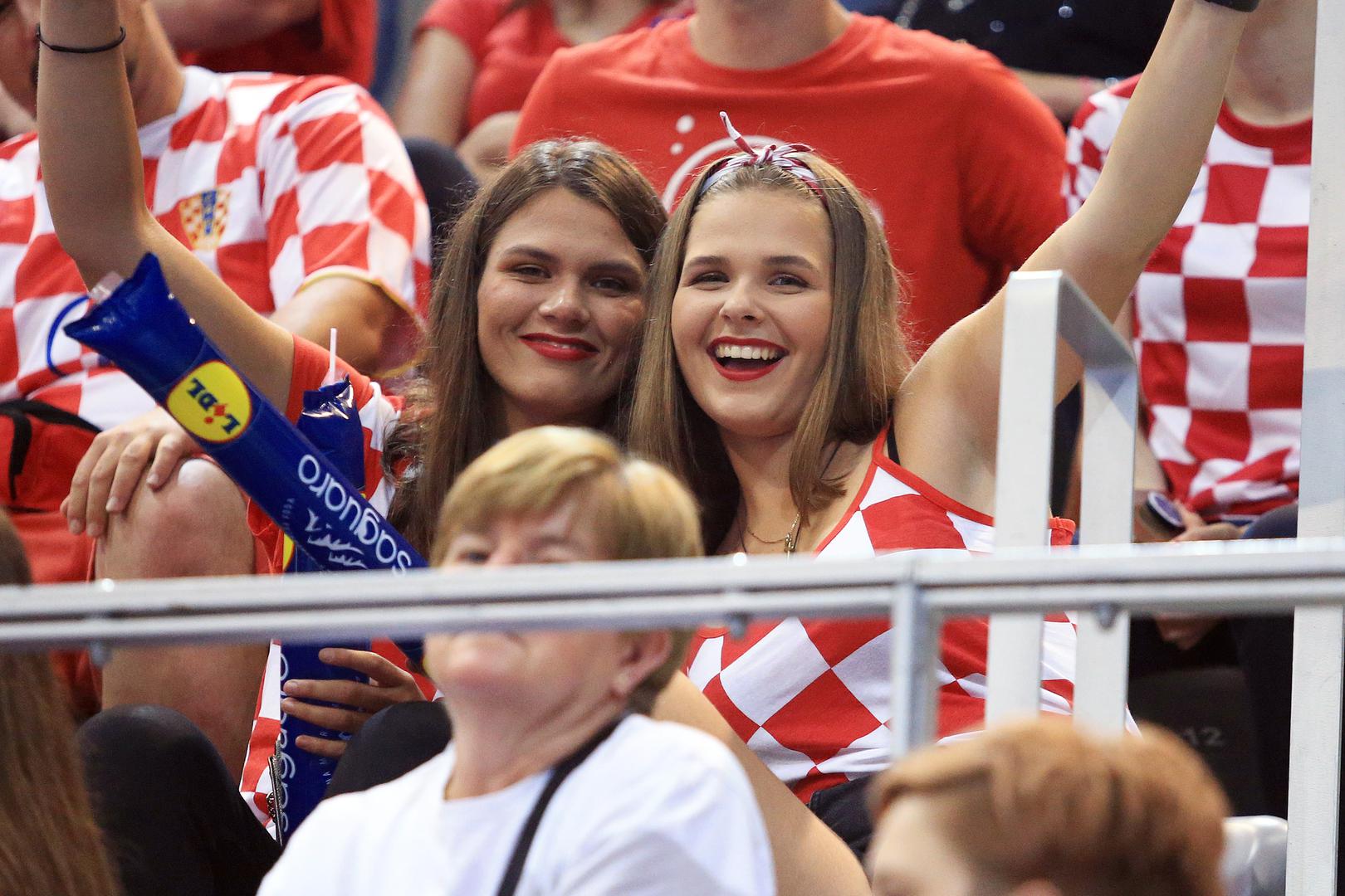 Hrvatska rukometna reprezentacija napravila je veliki korak prema Svjetskom prvenstvu pobjedom 32:19 protiv Crne Gore.

