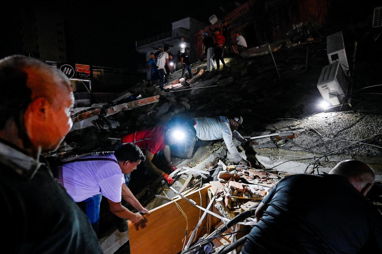 Aftermath of earthquakes in La Guaira