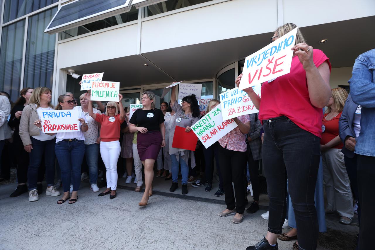 Zagreb: Četvrti dan štrajka članova Sindikata državnih i lokalnih službenika i namještenika 