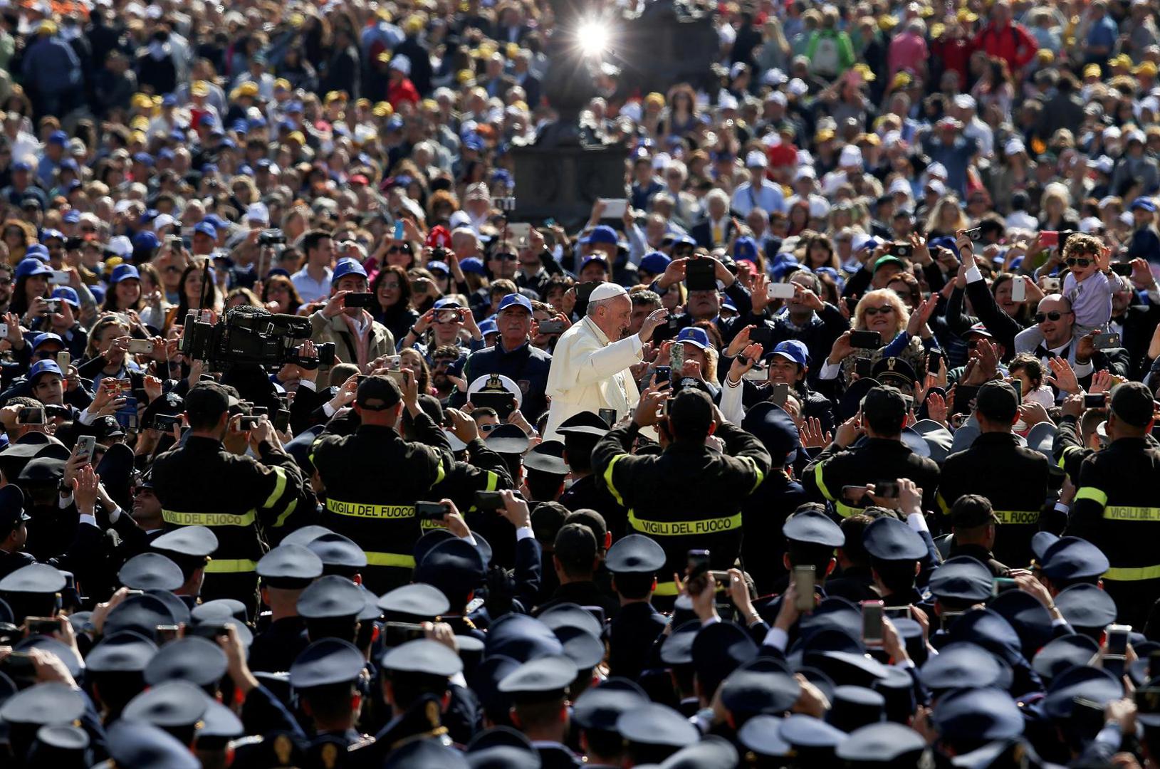 Već dok je bio kardinal Bergoglio, njegove propovijedi su imale odjeka u Argentini i često je naglašavao društvenu uključenost, neizravno kritizirajući vlade koje nisu obraćale pozornost na ljude na marginama društva.
