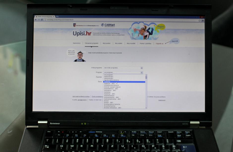 '04.02.2013. Zagreb-Prof. Vedran Mornar i ravnatelj Carnet-a Zvonimir  Stanic pokazuju kako ce izgledati elektronicki upisi ucenika u srednje skole i fakultete. Photo: Boris Scitar/VLM'