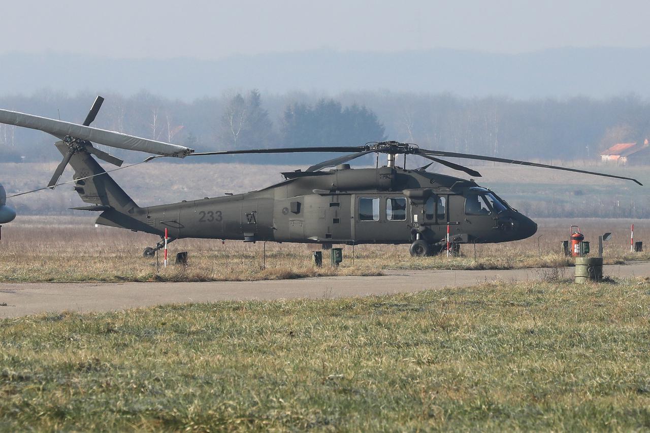 Zagreb: Ministar Banožić u Lučkom obišao radove na hangarima za helikoptere Blackhawk