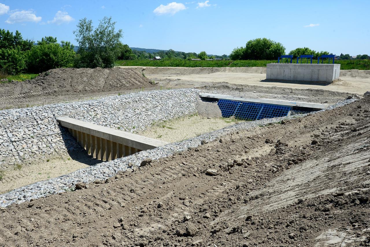 11.5.2015., Zagreb - Generalni direktor Hrvatskih voda, Ivica Plisic, obisao je gradilista nasipa na rijeci Savi na samoborskom podrucju i kod sela Medsave. Photo: Marko Prpic/PIXSELL