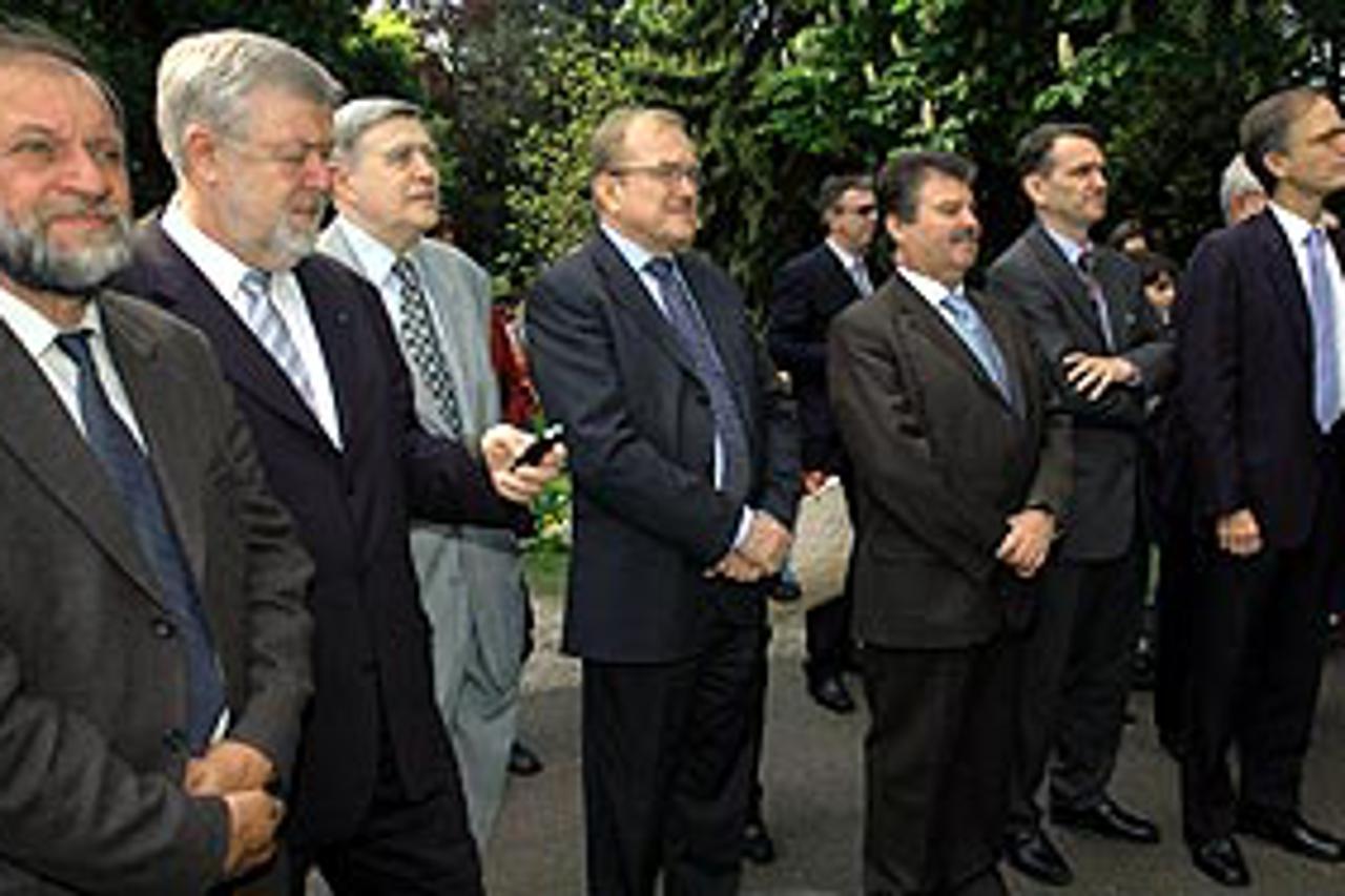 Kada opet spokoj i zadovoljstvo na licima veleposlanika?