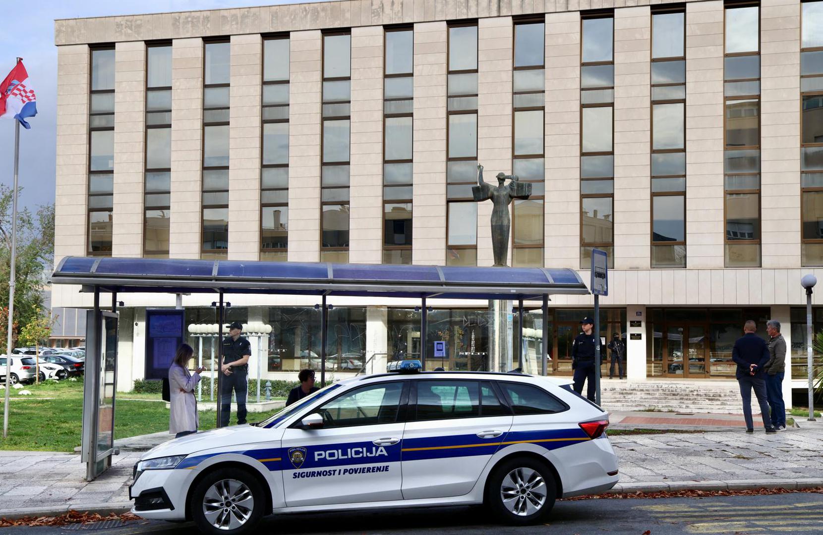 Inače, na sudu se u 9 sati trebalo održati ročište na suđenju narkobosu Nenadu Petraku i drugima optuženima u slučaju krijumčarenja tone kokaina i marihuane.