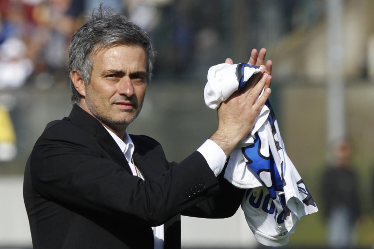 'Inter Milan\'s coach Jose Mourinho celebrates during the trophy ceremony at the end of the Serie A soccer match against Siena at the Artemio Franchi stadium in Siena, May 16, 2010. Mourinho\'s side, 