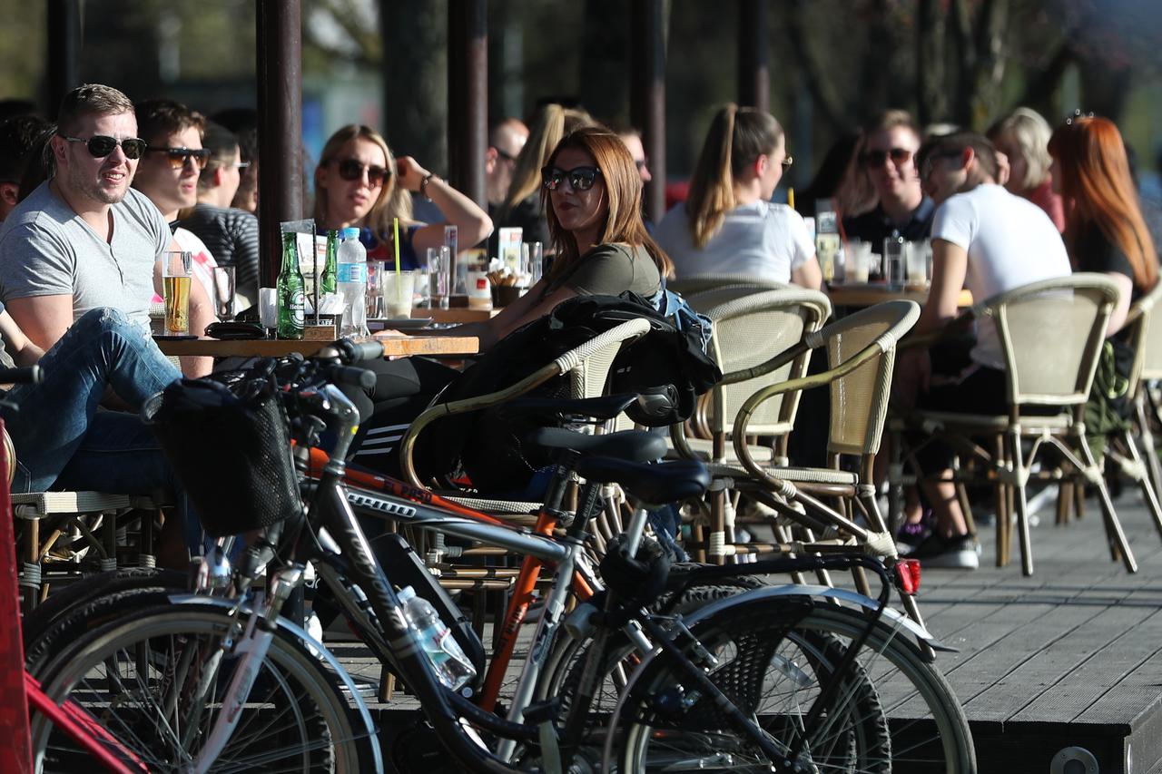 Zagrepčani sunčani vikend provode uživajući na Jarunu
