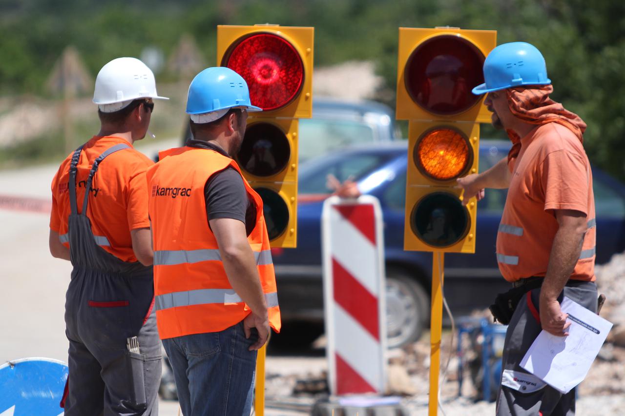 05.06.2013., Danilo - Masivi Velika glava, Bubrig i Crni vrh u sibensko-kninskoj zupaniji, na podrucju grada Sibenika, Drnisa i Unesica veliko su gradiliste na kojem se gradi 19 vjetoturbinskih generatora E82 tip E2 nominalne snage 2,3 MW / spojenih podze
