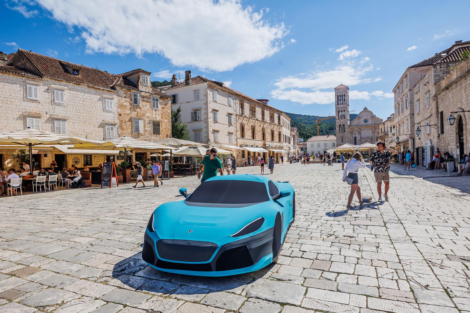 2. Najveća brzina vožnje unatrag: Rimac Nevera iz Hrvatske službeno drži Guinnessov svjetski rekord za najveću brzinu vožnje unatrag. Nevera je vožena brzinom od 275,74 km/h unatrag u pogonu Automotive Testing Papenburg u Njemačkoj.
