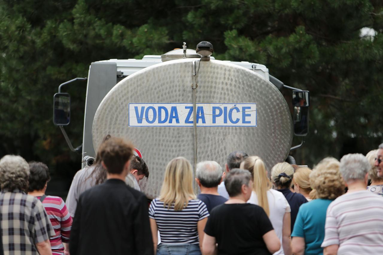 Zagreb: Stanovnici Sloboštine opskrbljuju se vodom iz cisterne