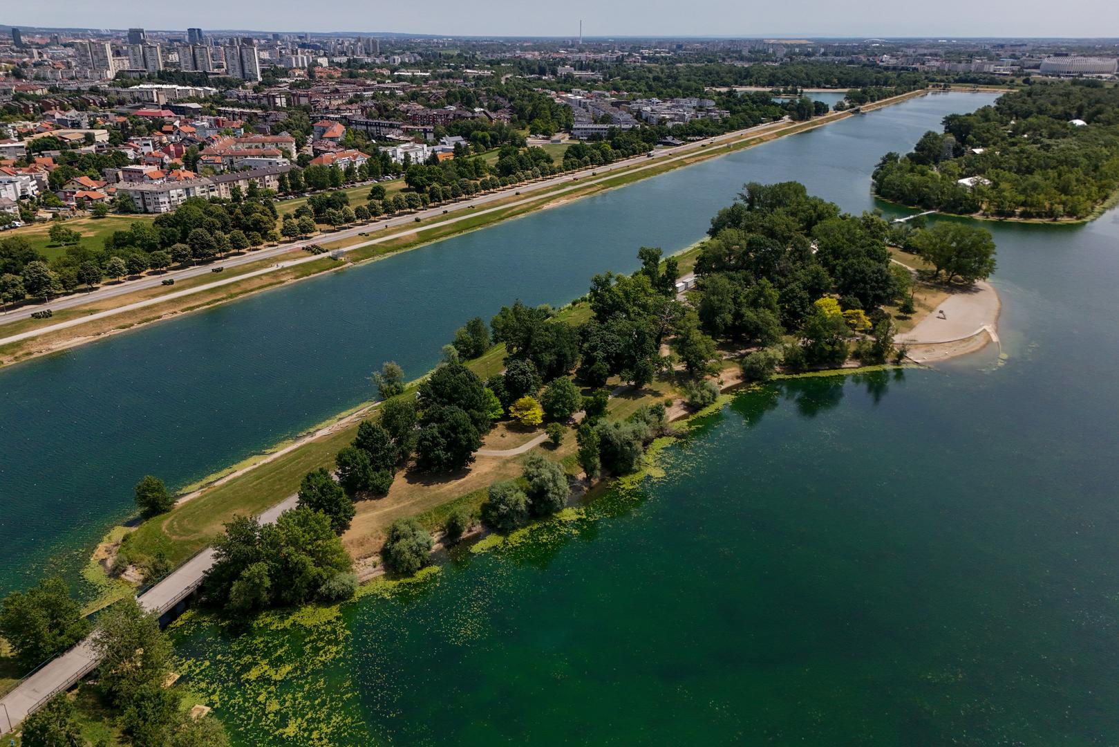  Jarun ima prosječnu dubinu od oko četiri metra, no godinama kruže neslužbene informacije o pojedinim dubokim dijelovima čije se postojanje ne navodi u službenim kartama. Jedna od tih lokacija navodno doseže 13 metara dubine.