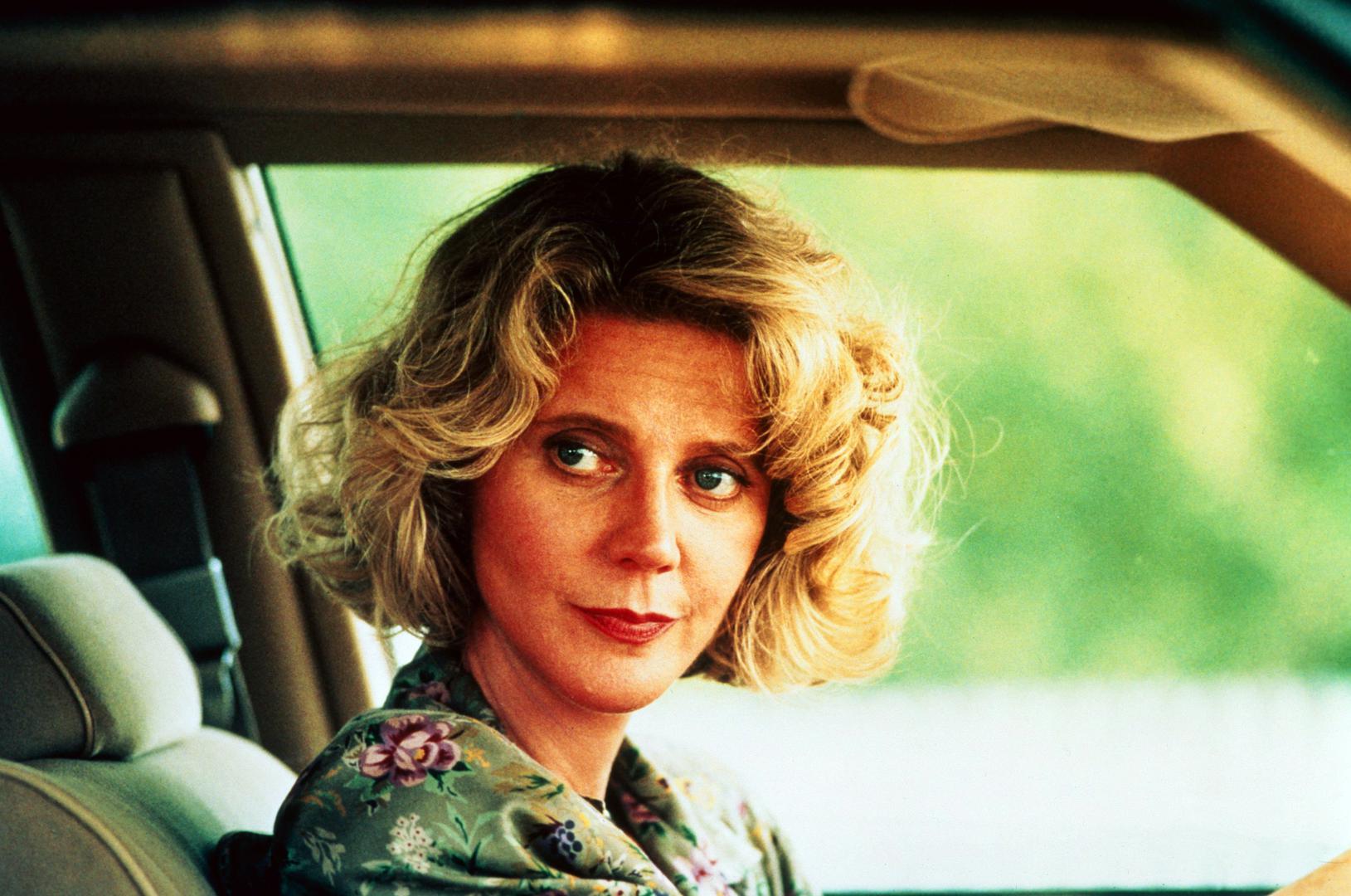 Blythe baš poput svoje kćeri Gwyneth Paltrow, često meditira i ima uravnoteženu i zdravu prehranu. Iako je službeno u mirovini, ne odustaje od glume jer ne želi sjediti kod kuće prekriženih ruku. 