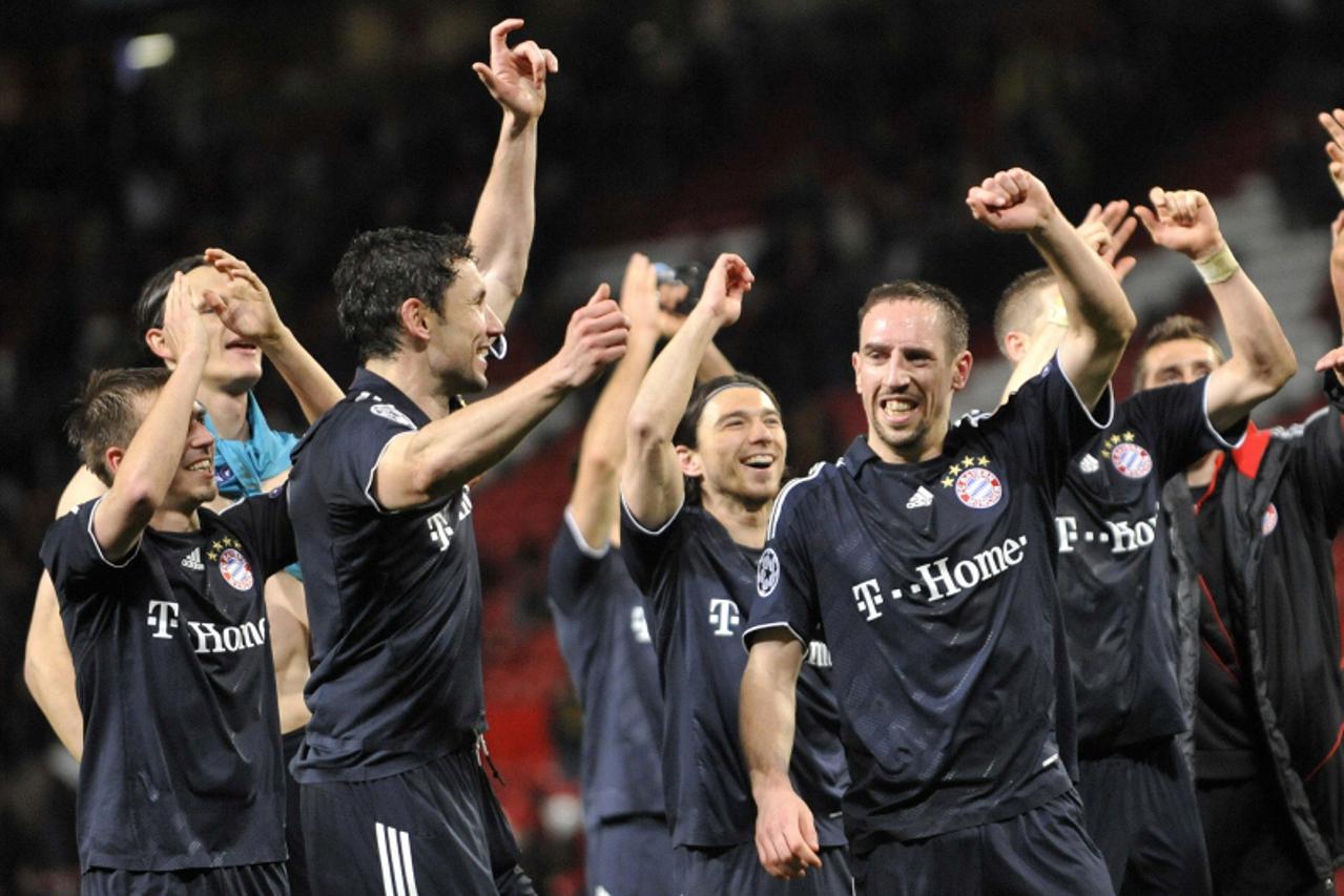 'Bayern Munich\'s French midfielder Franck Ribery (2nd R) celebrates with his teammates after the UEFA Champions League second leg quarter-final football match Manchester United vs FC Bayern Munich at