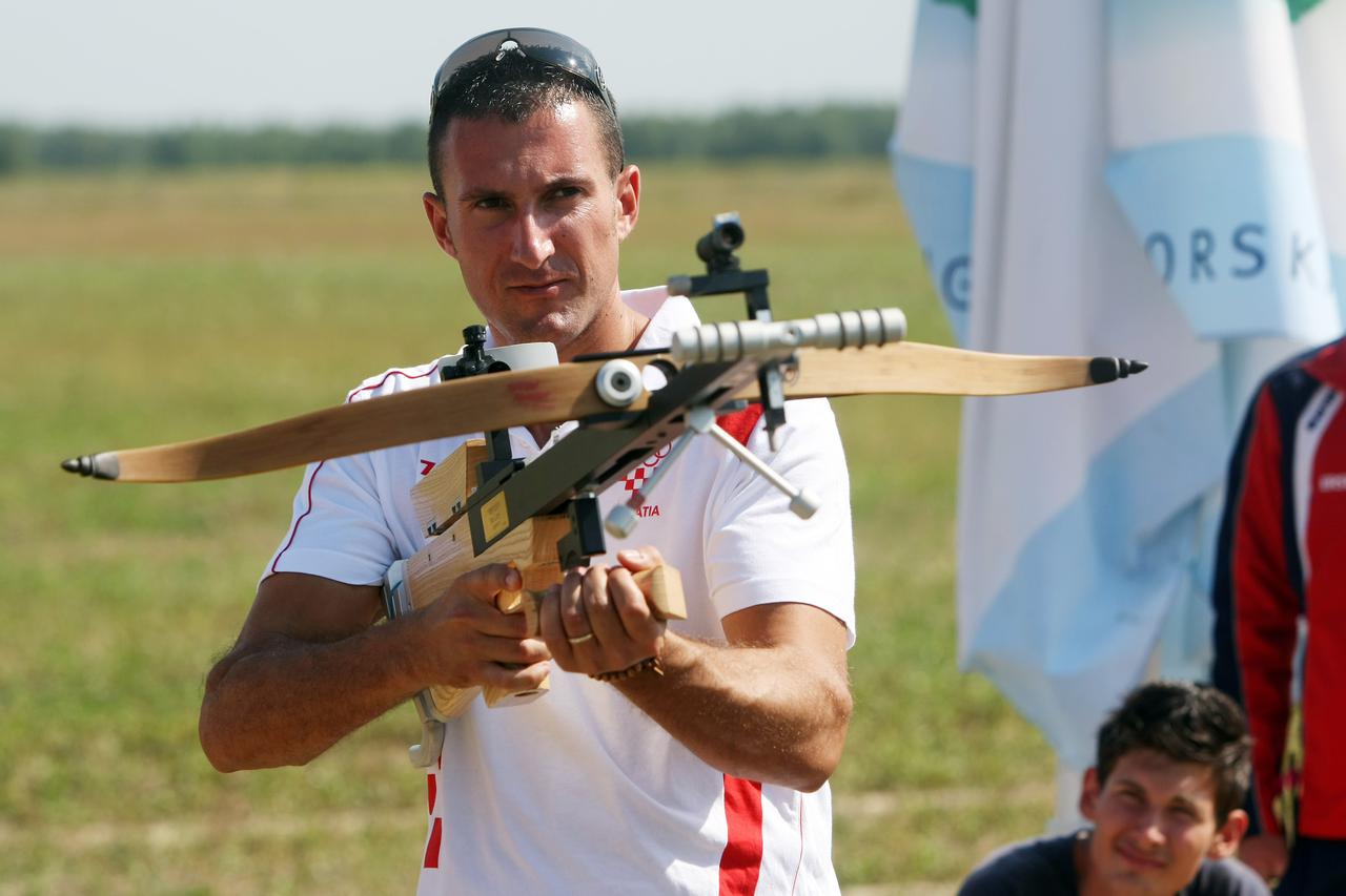 18.08.2012., Eko park Kras, Bratina - 16. IAU svjetsko prvenstvo samostrelom field, finale seniora i seniorki. Olimpijski pobjednik Giovanni Cernogoraz je isprobavao samostrel.  Photo: Goran Jakus/PIXSELL