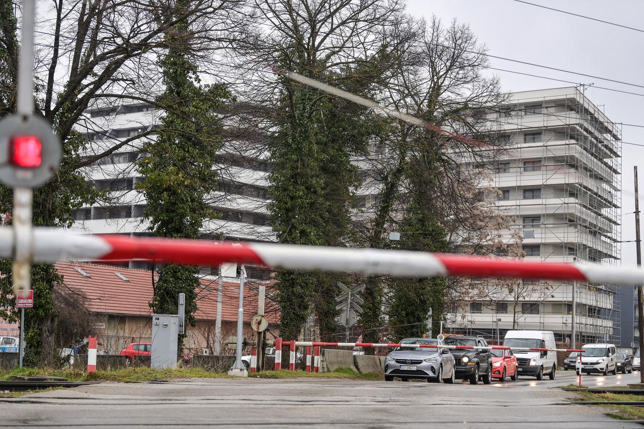 Pružni prijelaz i stanica u naselju Sveta Klara