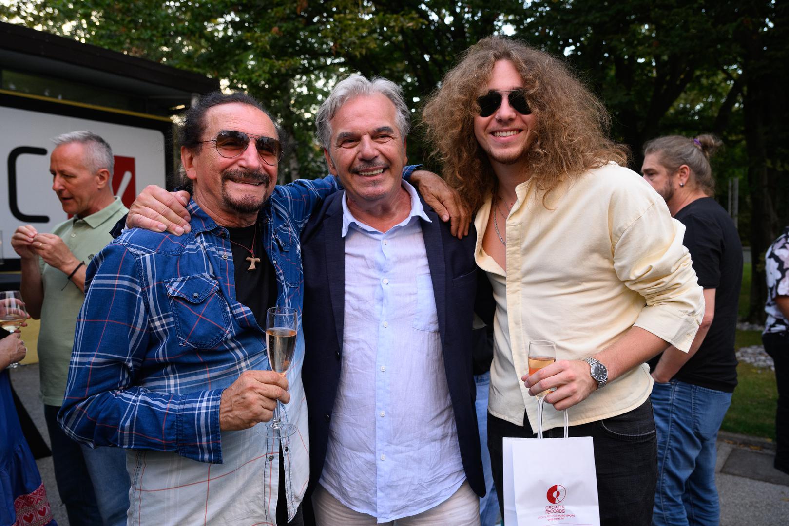 Promociji su prisustvovale brojne poznate osobe, među njima i glazbenik Željko Bebek sa suprugom Ružicom i sinom Zvonimirom, Duško Lokin, Jurica Pađen, Željko Krušlin Kruška, Uršula Tolj, itd. 