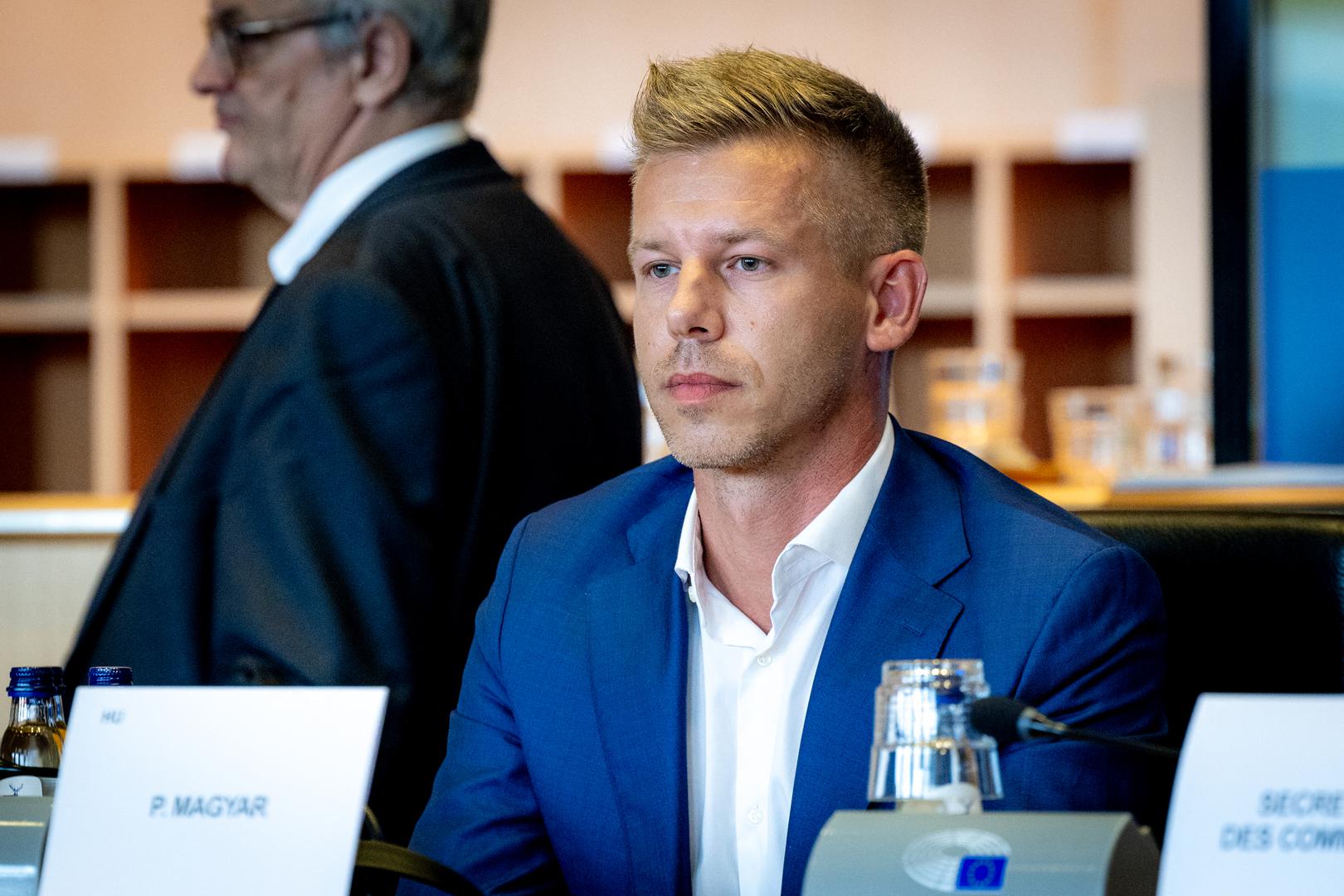 Iako neki pokušavaju zadržati distancu, ipak priznaju dojam koji ostavlja, pa komentiraju kako ga “ne žele objektificirati, ali – wow”. 