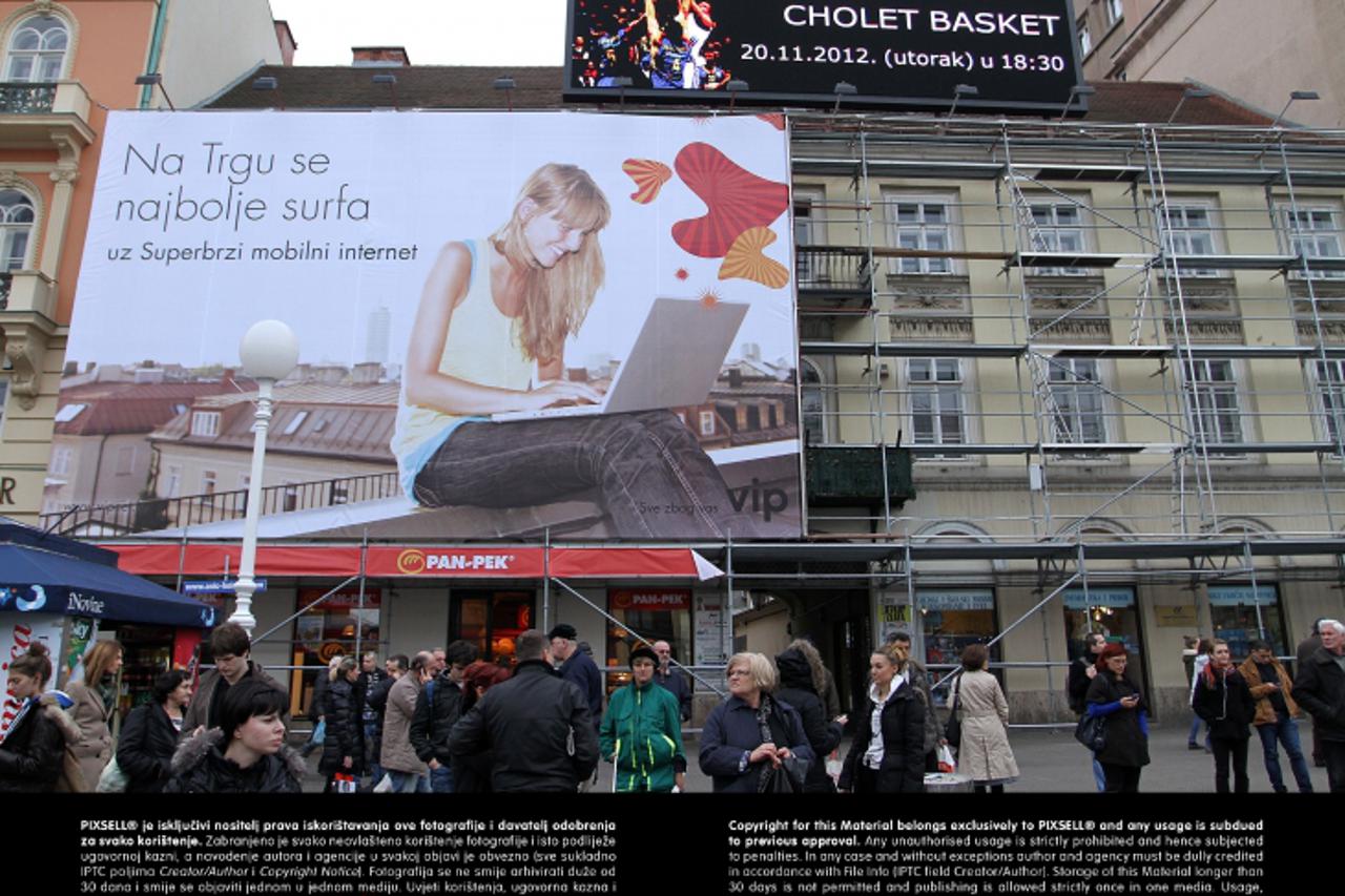 '20.11.2012., Zagreb - Danica Durbesic ne moze gledati kroz prozor svoga stana na Trgu bana Jelacica jer je postavljen reklamni pano zbog kojeg joj u stan ne ulazi ni danje svjetlo.  Photo: Anto Magza