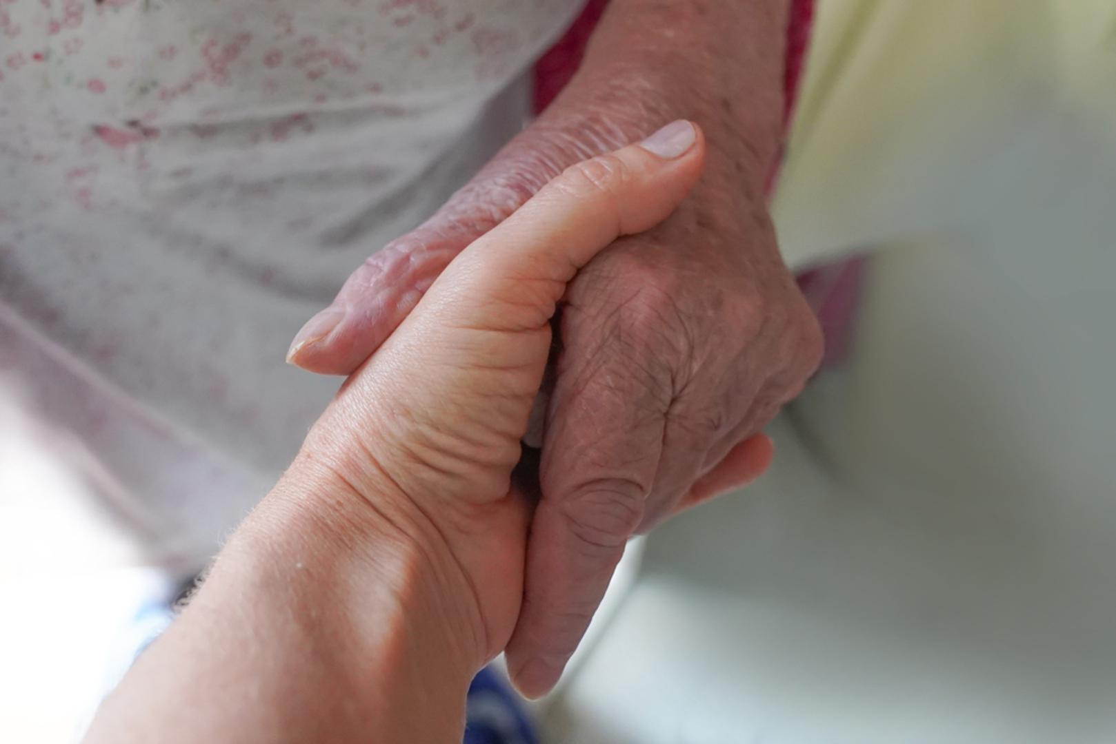 Budite ljubazni prema drugima: Mala djela dobrote ne koriste samo osobi kojoj pomažemo, ona mogu poboljšati raspoloženje i onome tko ih čini. Pomoći kolegi, pridržati nekome vrata, poslati poruku podrške ili pokazati malo više strpljenja jednostavni su načini da takve trenutke unesemo u svakodnevicu. Upravo ponavljanje malih, pozitivnih postupaka može povećavati osjećaj povezanosti s drugima i vlastitog zadovoljstva.