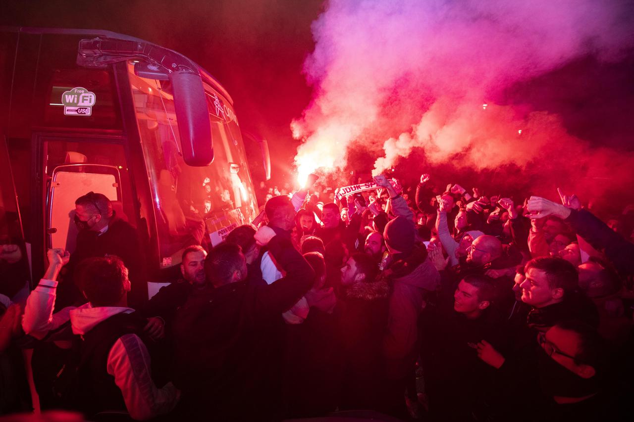 Navijači priredili doček igračima Hajduka koji su slavili u derbiju s Dinamom
