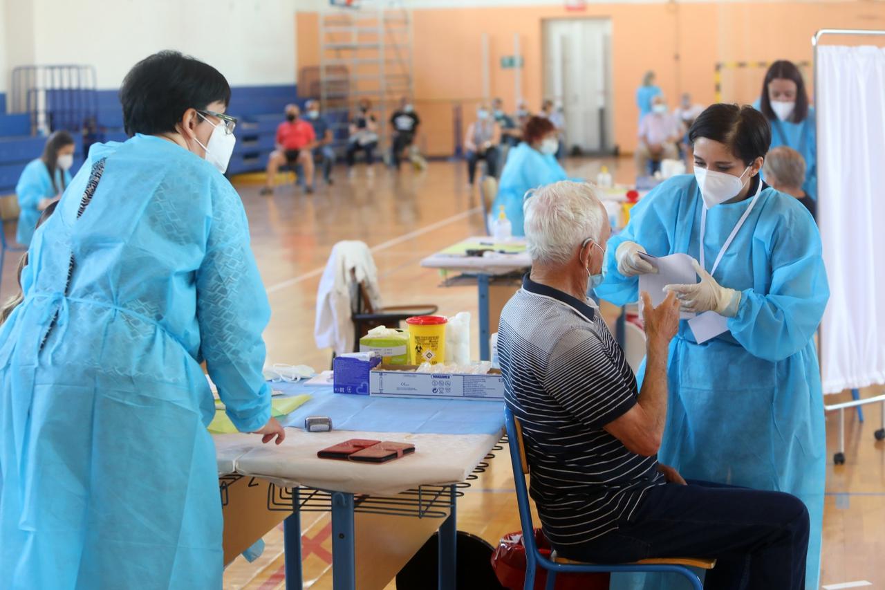 Karlovac: Ministar Beroš cijepio građane protiv koronavirusa i dao izjavu za medije