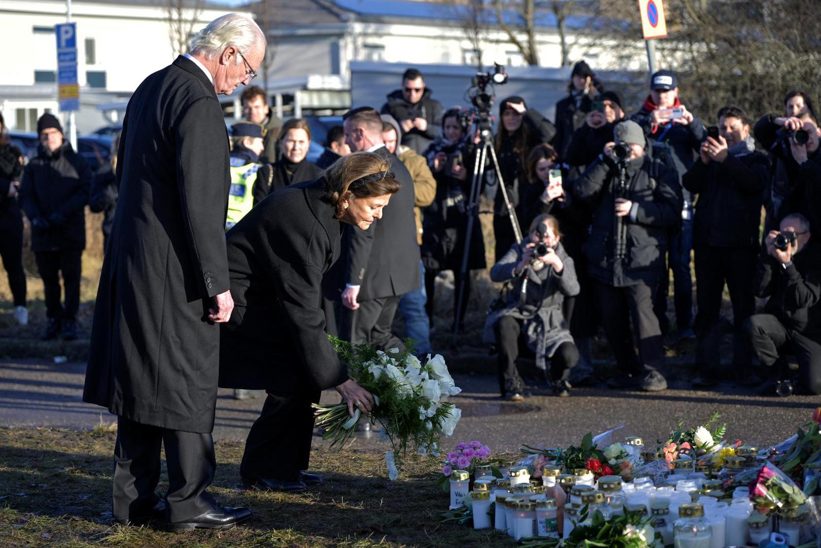 Sweden's King Carl Gustaf and Queen Silvia visit the memorial site where mourners placed candles and flowers outside Campus Risbergska School, the day after the school shooting at Risbergska school in Orebro, Sweden February 5, 2025.  TT News Agency/Andres Wiklund via REUTERS      ATTENTION EDITORS - THIS IMAGE WAS PROVIDED BY A THIRD PARTY. SWEDEN OUT. NO COMMERCIAL OR EDITORIAL SALES IN SWEDEN. Photo: Andres Wiklund/REUTERS