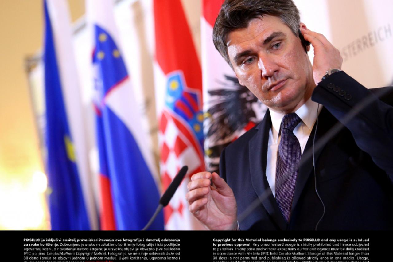 '23.08.2013., Graz, Austrija - Premijer RH Zoran Milanovic sudjelovao je na sastanku predsjednika vlada Hrvatske, Slovenije i Austrije u Grazu. Nakon sastanka predsjednici vlada odrzali su konferencij
