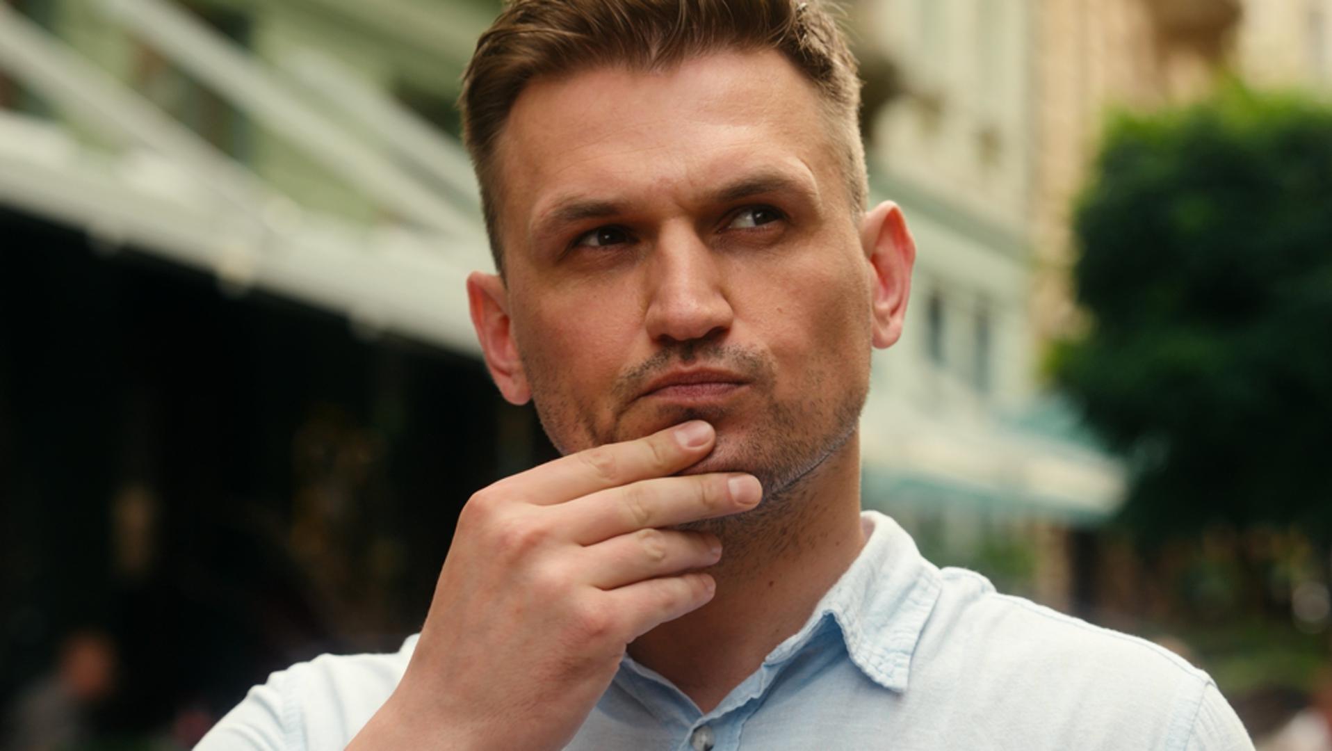 Zaključuju prije nego što saslušaju: Prekidaju druge i odgovaraju dok sugovornik još objašnjava što želi reći. Zbog toga često reagiraju na vlastitu pretpostavku umjesto na stvarnu poruku. Pažljivo slušanje pomoglo bi im izbjeći mnoge nepotrebne nesporazume.