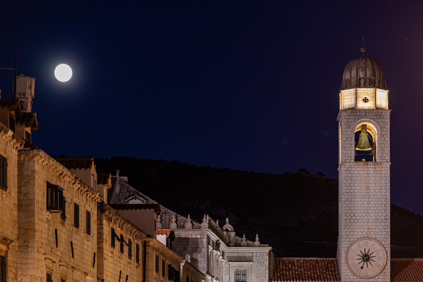 Njegov srebrnkasti odsjaj prelijevao se preko mora, ocrtavao planinske vrhove i osvjetljavao gradske ulice poput reflektora. 

