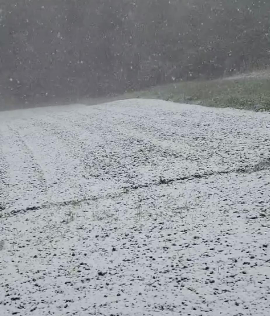 Naime, iako je dan započeo visokim temperaturama za travanj, promjena vremena praćena znatno hladnijim zrakom stigla je u Hrvatsku do podneva.

