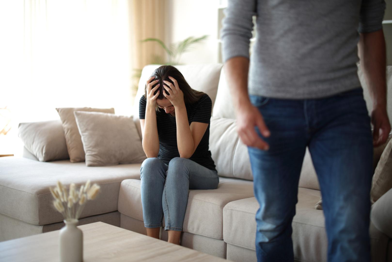 Prekid veze jedno je od emocionalno najintenzivnijih iskustava kroz koje većina ljudi prolazi barem jednom u životu, a rezultati psiholoških istraživanja pokazuju da prekid tretiramo kao i ostale oblike traume. Osjećaji tuge, praznine, zbunjenosti ili čak ljutnje potpuno su prirodni i očekivani. Bez obzira na to što se na trenutke može činiti da oporavak nakon prekida traje beskonačno, stručnjaci naglašavaju da je riječ o procesu koji ima svoj tijek i, na svu sreću, svoj kraj. Cijeli proces oporavka možete ubrzati prateći ovih nekoliko koraka.

