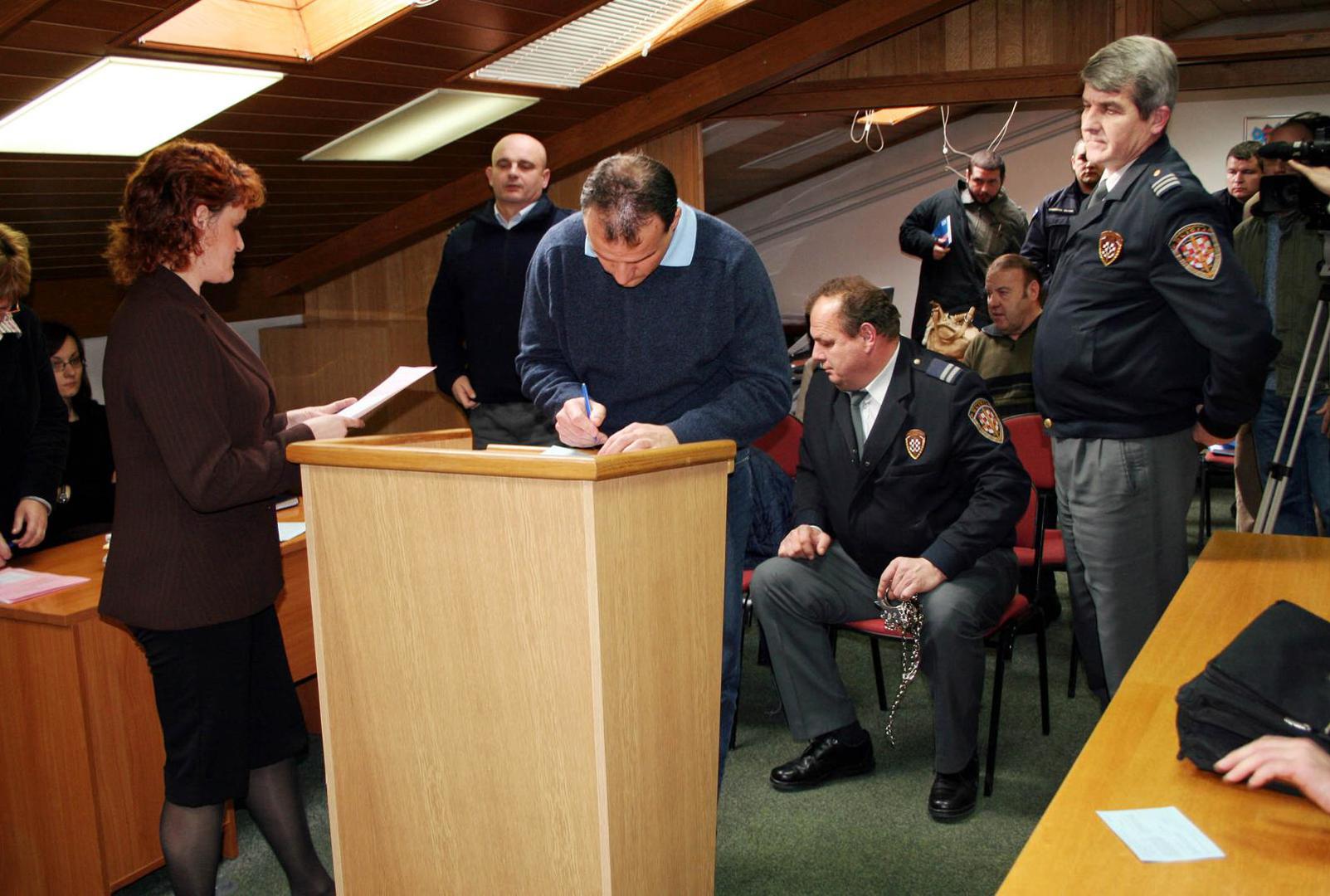 – Pojeo sam dvije buhtle s marmeladom i pročitao novine. I tada sam konačno odlučio. Uzeo sam staru kapu, na njoj izrezao otvor za oči. Sjeo sam u vozilo i odvezao se do Đurđevca. Parkirao sam 200 metara od Fine. Normalnim sam hodom došao do poslovnice i ušao u nju. Kada sam ušao u međuprostor, stavio sam kapu na glavu. Bio sam uspaničen, bojao sam se i zaštitara kojeg sam uočio s moje lijeve strane. Nesvjesno i bez razmišljanja pucao sam u njega. Nakon ispaljenja hica, ubrzanim korakom uputio sam se prema prostoriji gdje se nalazi trezor. Opet u panici i ne razmišljajući uočio sam nekog s lijeve strane... Opet pucam i opet bez posebnog ciljanja... – opisao je. 

